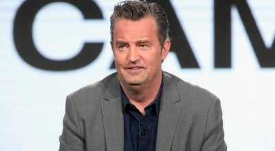 El actor Matthew Perry del programa de televisión 'The Kennedys - After Camelot' habla en el escenario.