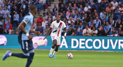 Willian Pacho lleva el balón este 16 de agosto de 2024.