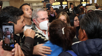 El dirigente correísta Ricardo Patiño (con mascarilla) regresa a Ecuador, el 17 de agosto de 2024.