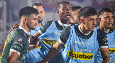 Jugadores de Orense celebrando su gol ante Barcelona SC, 17 de agosto de 2024.