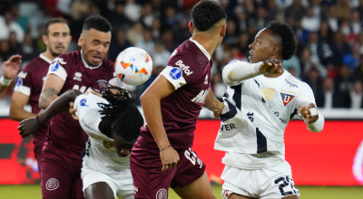 Jugadores de Liga de Quito y Lanús en el partido de ida por los octavos de final de la Copa Sudamericana, 14 de agosto de 2024.