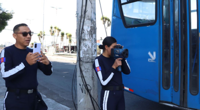 Agentes metropolitanos de tránsito en un operativo de velocidad en Quito, el 30 de julio de 2024.