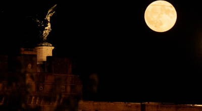 La llamada 'Superluna Azul' de agosto, vista sobre el Castel Sant'Angelo, en Roma.