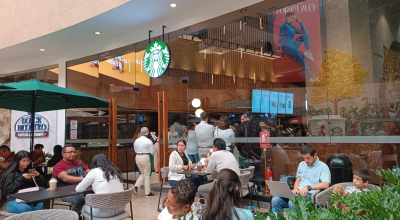 Cafetería de Starbucks, en el centro comercial Scala Shopping, el 15 de agosto de 2024, día de su apertura.