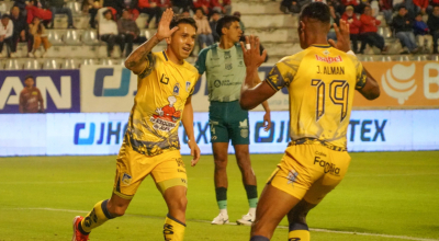 Jugadores de Delfín celebran en el partido ante Técnico Universitario, el 19 de agosto de 2024.