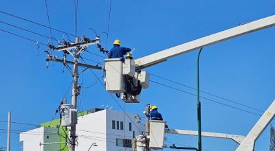 Imagen referencial. Técnicos de CNEL trabajan en las redes eléctricas de Guayaquil.