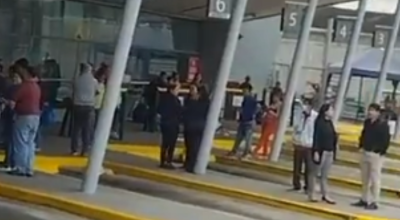 Fotograma de un video compartido en redes sociales de usuarios del Terminal de Pascuales frente a una alerta por fuga de gas que resultó ser falsa, el 20 de agosto de 2024, en Guayaquil.