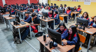 Estudiantes del colegio Juan Montalvo de Quito reciben clases de Computación, el 17 de junio de 2024.