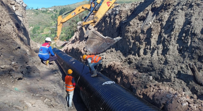 Trabajos de cambio de alcantarillas en otro punto de la vía Cuenca-Girón-Pasaje.