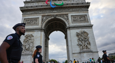 La Policía Nacional francesa cuida la seguridad en las calles de París antes de los Juegos Paralímpicos, el 20 de agosto de 2024.