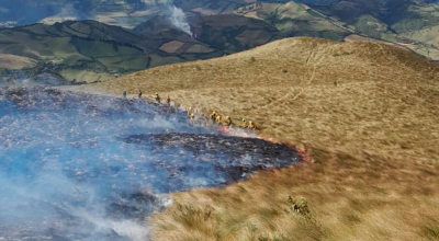 51 bomberos combaten incendio forestal en el cerro Atacazo