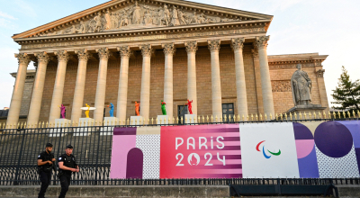 Dos policías resguardan la Asamblea Nacional en París, antes de los Juegos Paralímpicos, el 20 de agosto de 2024.