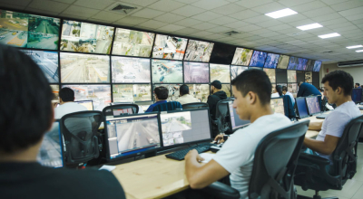 Fotografía referencial de personal monitoreando cámaras de vigilancia en una central de SEGURA EP en noviembre de 2023, en Guayaquil.