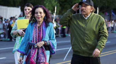 Daniel Ortega y su esposa Rosario Murillo, en un acto castrense en Nicaragua.