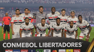 Los jugadores de São Paulo posan para una foto antes de un partido por Copa Libertadores, en el estadio Morumbí, el 22 de agosto de 2024.