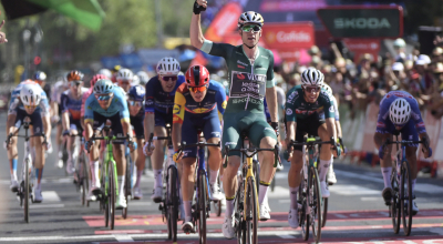 El belga Wout Van Aert festeja su victoria en la Etapa 7 de la Vuelta a España, el 23 de agosto de 2024.