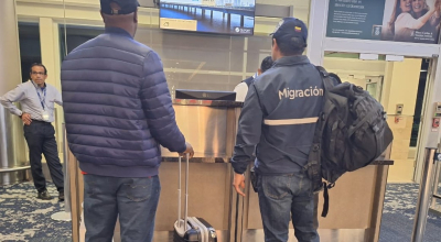 Ciudadano colombiano (izq.) impedido de ingresar a Ecuador por portar un pasaporte falso, el 23 de agosto de 2024.