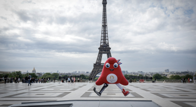 La Phryge, la mascota de los Juegos Paralímpicos de París, frente a la Torre Eiffel.