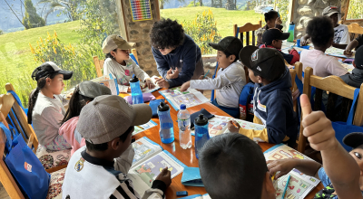 Niños en un taller en un campamento en la localidad de Pablo Arenas, en la provincia ecuatoriana de Imbabura (Ecuador), el 31 de julio de 2024.