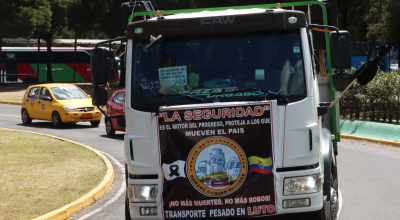 Caravana de miembros de transporte pesado de Ecuador que piden seguridad en las vías, el 29 de julio de 2024.