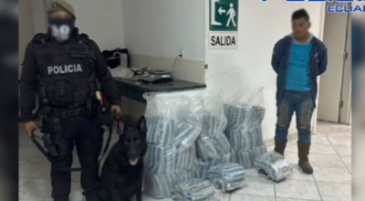 Un agente policial junto a un cargamento de droga decomisado en Ecuador en agosto de 2024.