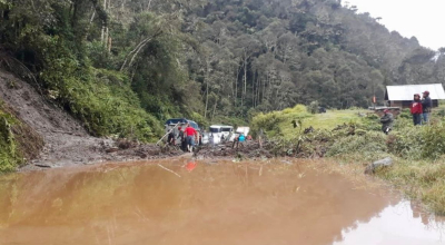 Vehículos varados en medio de un deslizamiento de tierra y presencia de agua en la vía Macas-Riobamba, el 26 de agosto de 2024.