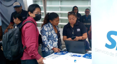 El SRI ofrece asesoramiento tributario en una feria organizada por la Gobernación de Santa Elena, 5 de agosto de 2024.