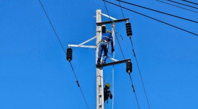 Técnicos de CNEL trabajan en la reparación de un problema en el suministro eléctrico.