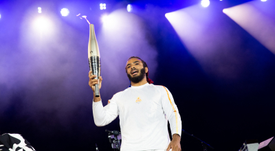 El atleta francés Helios Latchoumanaya sostiene la antorcha paralímpica durante un concierto en París, el 25 de agosto de 2024.