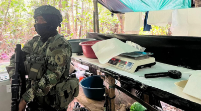 Un militar en el 'megalaboratorio' encontrado en la frontera de Colombia y Ecuador, 26 de agosto de 2024.