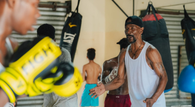 El entrenador de boxeo Yecson Preciado en el gimnasio Trinibox, de la Isla Trinitaria, al sur de Guayaquil.