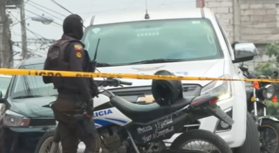 Imagen referencial. Un policía en una escena de una muerte violenta en Guayaquil.