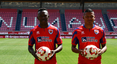 Steven Góngora (i) y Jeremy Vera, jugadores ecuatorianos, durante su presentación como nuevos elementos del Numancia.