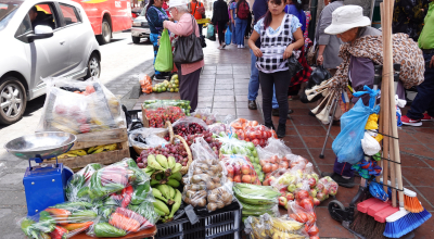 Imagen referencial de una persona de la tercera edad vendiendo escobas en el mercado 9 de octubre en Cuenca, Ecuador, el 29 de enero de 2024.