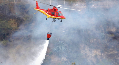 Bomberos sofocan un incendio en Nayón, en Quito, el 22 de agosto de 2024.