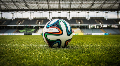 Imagen referencial de un balón de fútbol sobre el césped de un estadio.