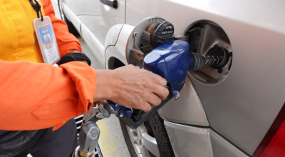 Una despachadora de combustible en una de las estaciones en Cuenca.