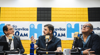 El alcalde de Guayaquil, Aquiles Alvarez (centro), en la cabina de Radio Huancavilca, en su enlace radial de este miércoles 28 de agosto de 2024.