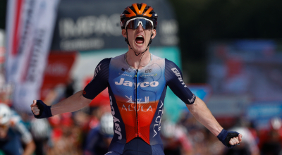 El ciclista irlandés Eddie Dunbar celebra su victoria en la undécima etapa de la Vuelta Ciclista a España, el 28 de agosto de 2024.