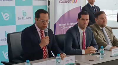 Francisco Miño, presidente del Directorio de BanEcuador, y Roberto Luque, ministro de Transporte y Obras Públicas, en una rueda de prensa el 28 de agosto de 2024.