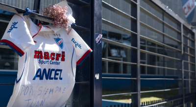 Una camiseta y un ramo de flores afuera de la sede de Nacional, 28 de agosto de 2024.