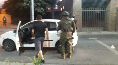 Militares realizan requisas a vehículos en la garita principal de la urbanización La Perla, en el norte de Guayaquil, durante allanamientos este jueves 29 de agosto de 2024.