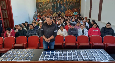 Un grupo de migrantes venezolanos recogen sus pasaportes nuevos en Quito, en la Casa de la Cultura, el 23 de junio de 2024.