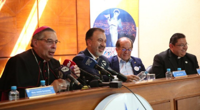 El alcalde de Quito, Pabel Muñoz (segundo desde la izq.), con la cúpula de la Conferencia Episcopal, el 29 de agosto de 2024.