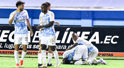 Jugadores de Emelec celebrando su gol ante Delfín, 24 de agosto de 2024.