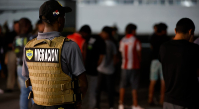 Foto referencial de la Policía de Migración de Panamá vigilando el proceso de deportación de extranjeros.