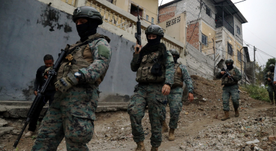 Fotografía referencial de un grupo de militares que realiza patrullajes en el Cerro de Las Cabras, en Durán, Guayas, el 21 de agosto de 2024.