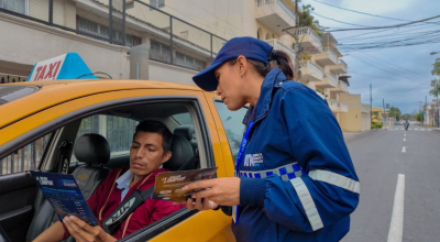 Personal de la ATM socializa la campaña Juega Limpio con un conductor de Guayaquil, el 27 de agosto de 2024.