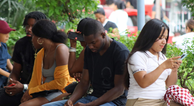 Migrantes de diferentes países permanecen en una plaza de Tapachula, México, para resolver su situación migratoria, el 24 de agosto de 2024.