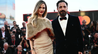 El director Pablo Larraín y la actriz estadounidense Angelina Jolie asisten a la alfombra roja de la película 'María' durante el 81º Festival Internacional de Cine de Venecia.